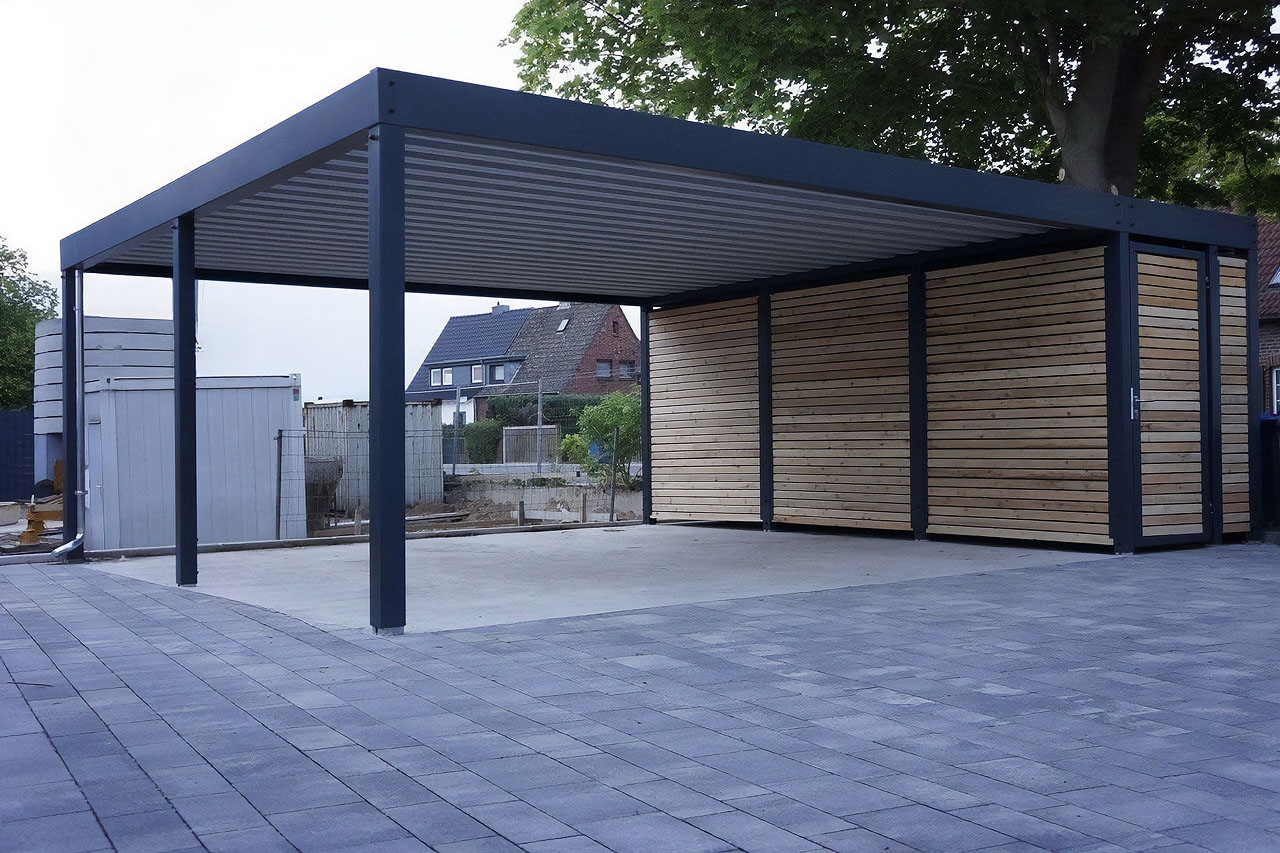 Современный автонавес с крышей из поликарбоната Арочный автонавес с поликарбонатом для дачи