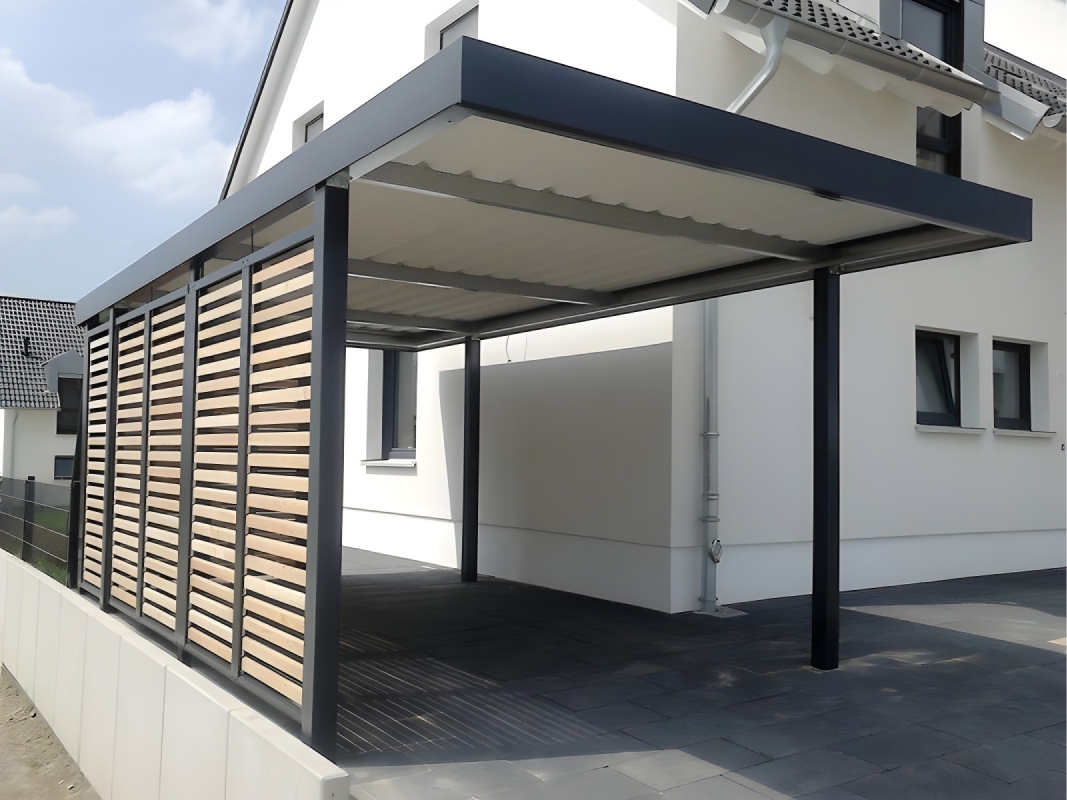 Односкатный автонавес из поликарбоната в стиле хай-тек для автомобиля