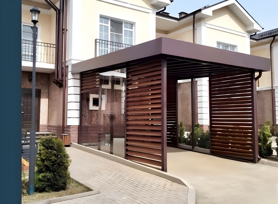 Односкатный автонавес из поликарбоната в стиле хай-тек для автомобиля с закрытыми боковинами Арочный автонавес с поликарбонатом для дачи